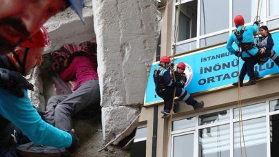 Gerçeği aratmadı: Mahsur kalan öğrenciler halat yardımıyla tahliye edildi