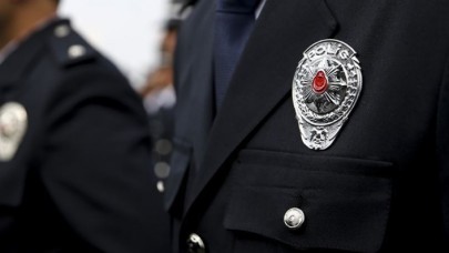 Yaşlı adama yaptığı hareketle tepki toplayan polis memuru görevden uzaklaştırıldı!