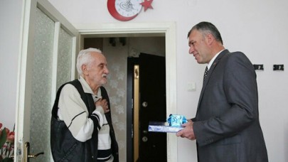 Yaşlı adamı azarladığı için görevinden uzaklaştırılan polis memuru özür diledi!