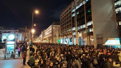 Yunanistan sokağa döküldü: 'Mültecilerle yaşamak istiyoruz'