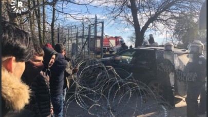 Yunanistan'tan sınırdaki göçmenlere telefon mesajı!