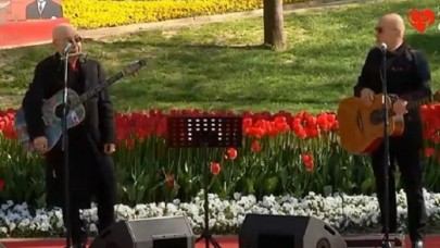 23 Nisan'a özel konser veren Mazhar Alanson ve Fuat Güner,  Özkan Uğur'un neden olmadığını açıkladı