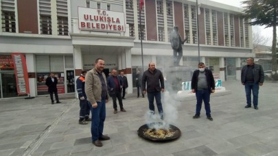 Belediye başkanı,  koronavirüs gitsin diye tütsü yakıp ilçeyi gezdi