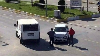 Bomboş yolda kaza yaptılar!