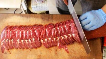 Fiyatlar aldı başını gitti: Bir dilim pastırmanın fiyatı dudak uçuklattı!