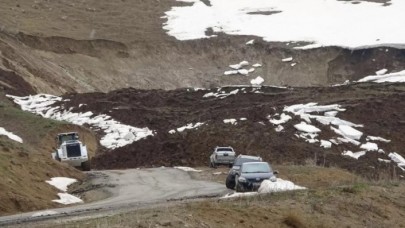 Hakkari'de heyelan: Köy yolları kapandı!