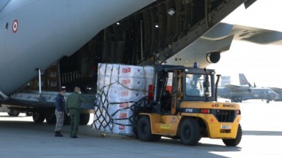İngiltere'ye de bir uçak dolusu tıbbi yardım gönderdik