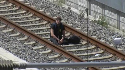 İstanbul'da ilginç olay: Marmaray raylarına oturdu,  'Çantamda bomba var' dedi