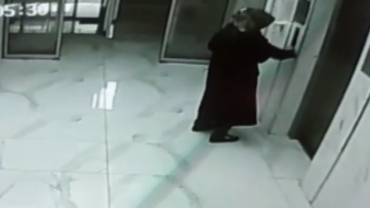 Kadının apartmana sürdüğü sıvı,  'büyü' için domuz yağı çıktı!