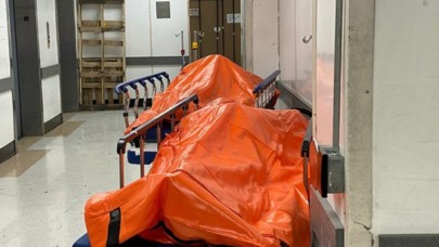 Korkunç görüntüler: Morglarda yer kalmadı,  cenazeler koridorlara taştı!