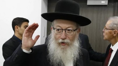 Koronavirüs siyasileri koltuğundan ediyor: Şimdi de Sağlık Bakanı istifa etti!