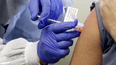 Koronavirüs tedavisi görmek için iki ülke arasındaki nehri yüzerek geçti