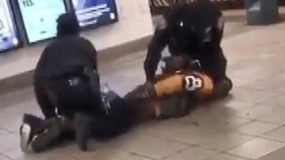 Koronavirüslü adam erkek polise tükürdü,  kadın polisi raylara itti