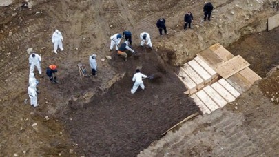 Koronavirüsten hayatını kaybedenler toplu mezarlara gömülüyor