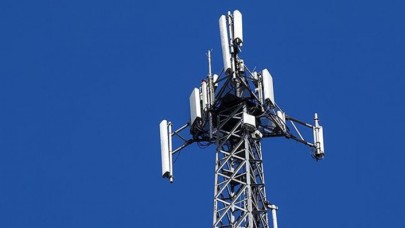 Koronavirüsün 5G teknolojisi ile yayıldığına inananlar baz istasyonlarını ateşe verdi