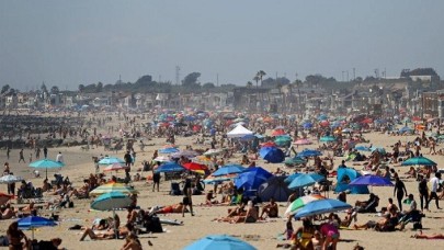Plajlar doldu taştı,  sosyal mesafe hiçe sayıldı