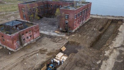 Rekor sayıda ölümün gerçekleştiği New York'ta toplu mezarlar böyle kazıldı