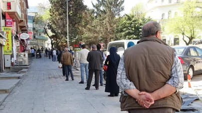 Sokağa çıkma yasağına 1 gün kala bu neyin kuyruğu?