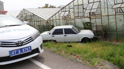 Sokağa çıkması yasak olan genç,  polisten kaçarken kaza yaptı