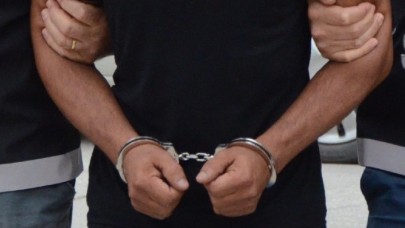 Sosyal mesafe uyarısı yapan polise tabure fırlattı!