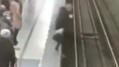 Telefonuna bakarak yürüyen kadın son anda ölümden kurtuldu!