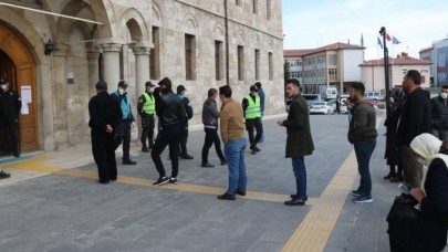 'Yardım yapılacak' kuyruğu sanıp valilikte sıraya girdiler,  şoke oldular