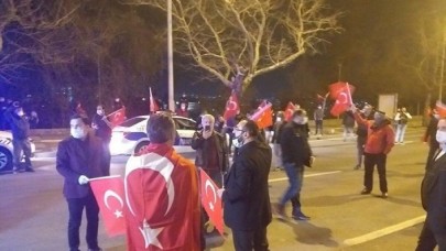 Yasak başlayınca çılgınca sokağa çıkan Türkiye,  bitişini de sokakta çılgınca kutladı!