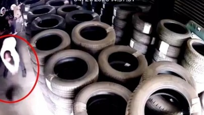 Yavru köpeği acımasızca yere çarparak öldürdü!