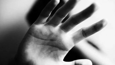 14 yaşındaki kızını kendi sevgilisiyle birlikte olmaya zorlayan anne tahliye oldu