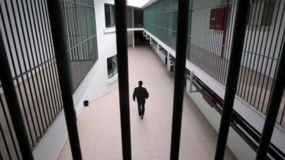 Adalet Bakanlığı: Cezaevlerinde nakil ve görüşler ertelendi