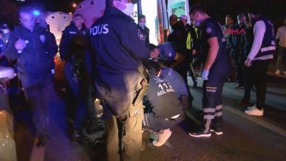 Ankara'da kaza: Otomobil polislerin arasına daldı!