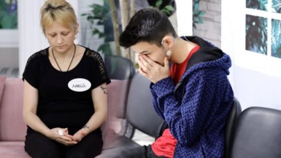 Annesi,  'Babam kim?' diye soran genci milyonların gözü önünde iki kez kandırdı!