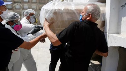 Belediye başkanı karantinayı ihlal edip içki içerken basıldı,  yakalanmamak için tabuta girip ölü taklidi yaptı