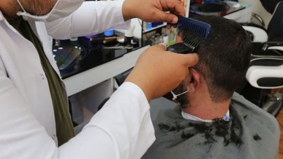 "Berberiz,  tıraş etmeye geldik" deyip 83 yaşındaki adamı dolandırdılar