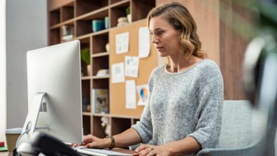 Bilgisayarın başında çok oturanlar dikkat: Postür olursunuz!