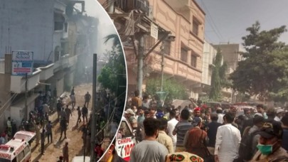 Büyük facia: Yolcu uçağı evlerin üstüne düştü!