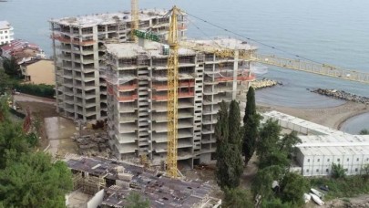 Denize sıfır gökdelen yıkıldı!