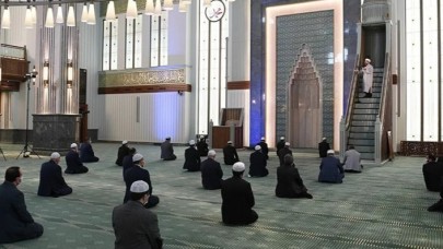 Diyanet'ten cuma namazı için uyarı afişi