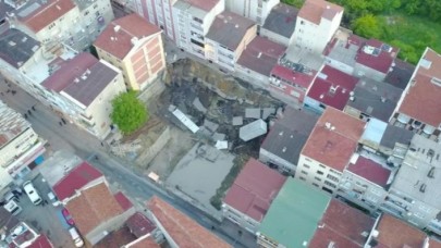 Esenler'de korkutan göçük! Binalar boşaltıldı