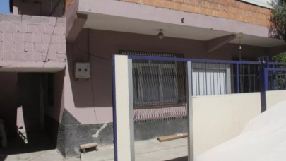 Eşini darp etti,  kendisini engellemeye çalışan babası ve kardeşini bıçakladı