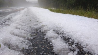 Görüntüler İstanbul'dan: İlçe beyaza büründü,  sürücüler zor anlar yaşadı!