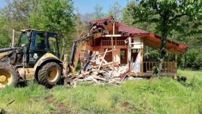 Hem vatandaşın evini yıktılar,  hem de "Evde kal" diye paylaştılar!