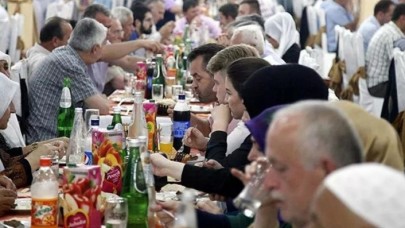 İftar yemeğine giden 13 kişiye koronavirüs bulaştı,  validen uyarı geldi