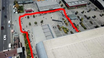 İlk günden AVM'lere akın ettiler: Uzun kuyruklar oluştu!