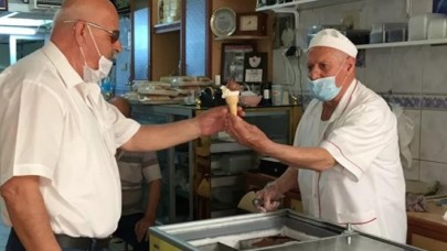 İzmir'de 74 yaşındaki dondurmacı 6 saatlik izinde de çalışmaya devam etti