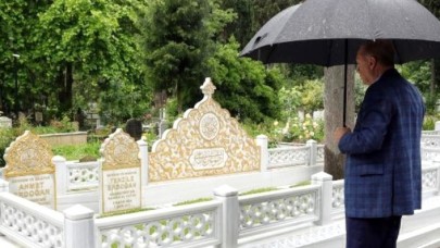 Kabir ziyareti yapan Erdoğan,  anne ve babası dışında bir ismi daha unutmadı