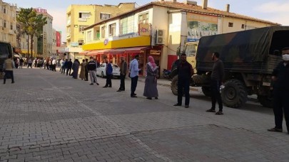 Kızılaykart'tan para çeken Suriyelilerin kuyruğunun ucu gözükmedi