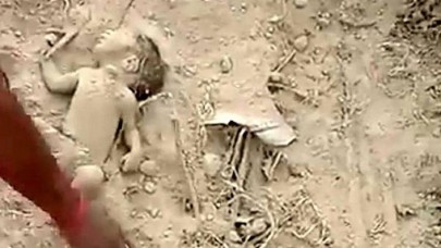 Korkunç olay: Diri diri gömülen bebeği toprağın altında çıkardılar!