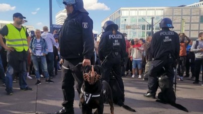 Koronavirüs tedbirlerini protesto ettiler!
