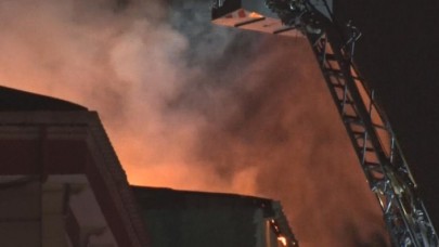 Küçükçekmece’de 4 katlı binada yangın